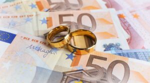 Golden wedding bands on banknotes