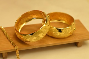 two golden rings sit on a platform